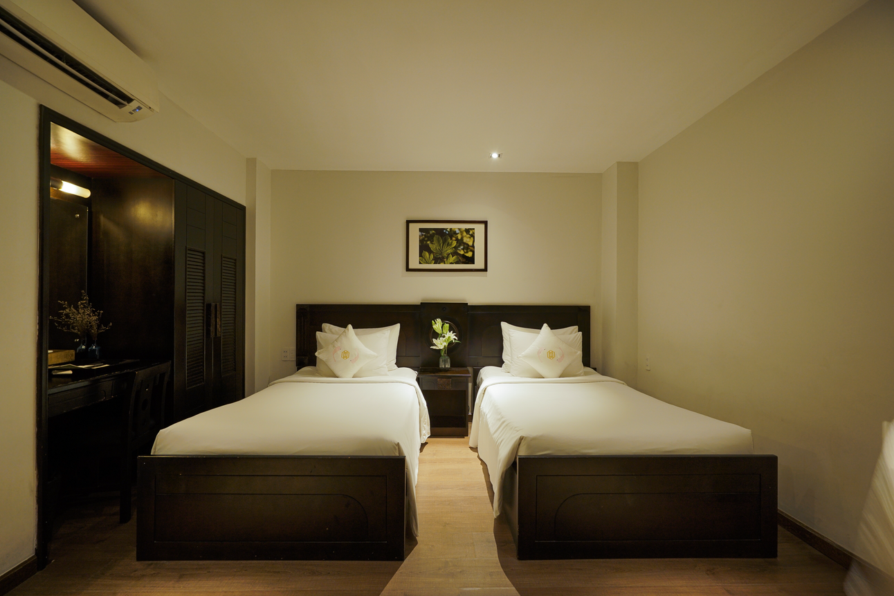 Deluxe (2 Single Beds-No Windows)
